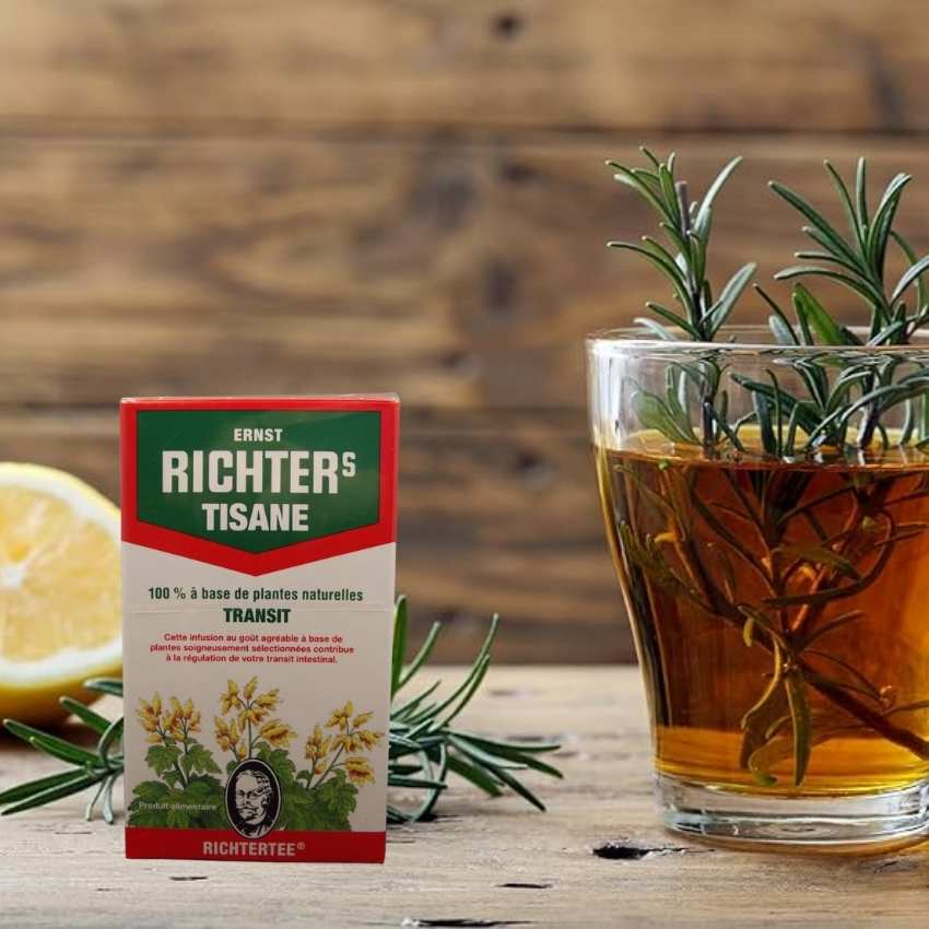 Une tisane chaude en train d'infuser posée à côté d'une boite de sachets de tisane richter