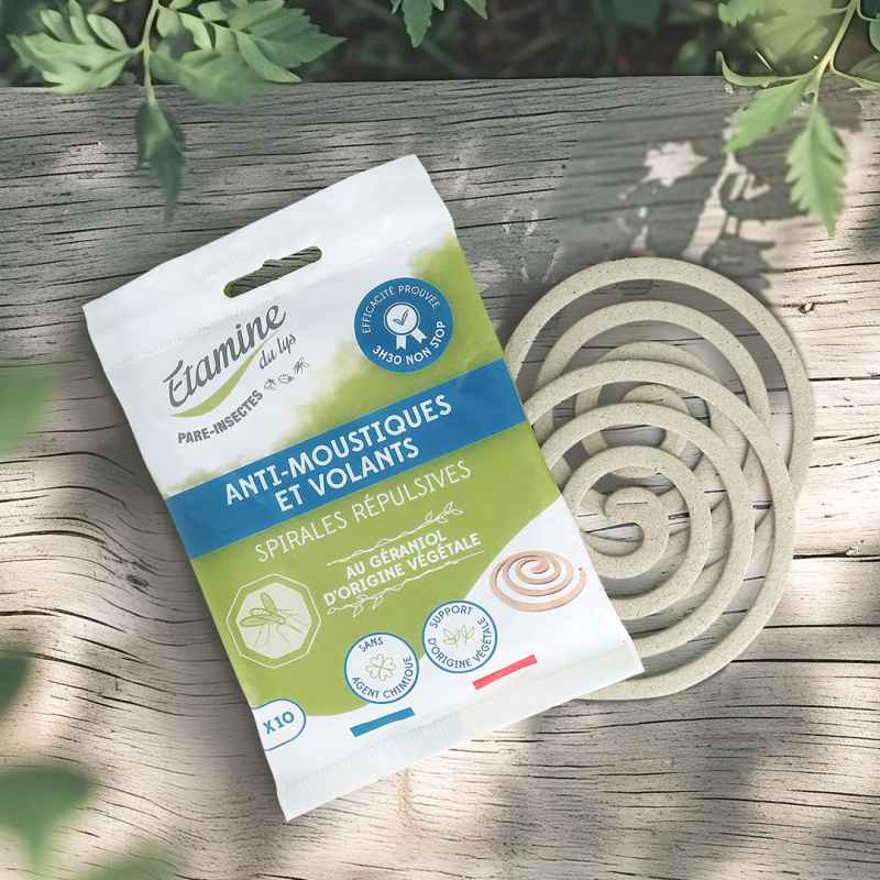 Un lot de spirales anti moustiques répulsives de 10 unités de la marque Étamine du Lys, posé sur une table en bois extérieure