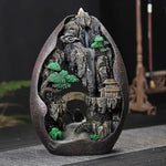 Un brûleur d'encens à refoulement cascade montagne