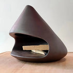 Brûleur d'encens en céramique avec bâtons de Palo Santo posés à l'intérieur