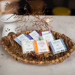 Des carrés fondant dans un panier en osier sur une table en marbre