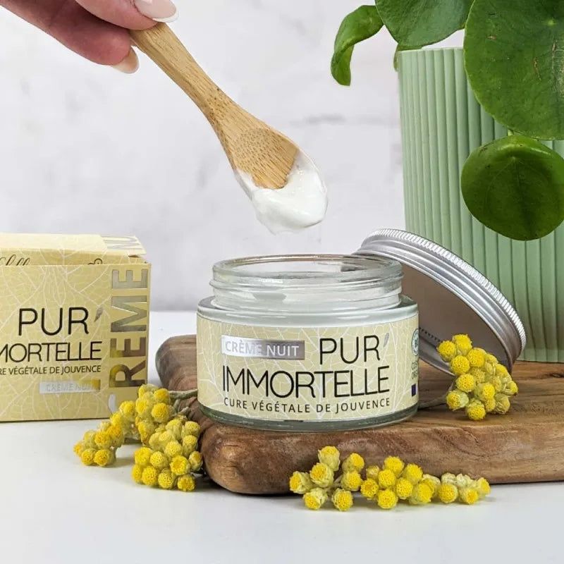 Un pot ouvert de Crème de Nuit visage bio Pur'Immortelle de 50 ml de la marque Propos'Nature