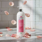 Un tube de Gel douche Rose de Damas Bio de 1L de la marque Emma Noël, posé dans une douche