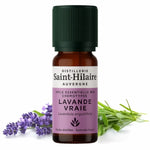 Un flacon de 10ml d'huile essentielle de lavande vraie de la distillerie Saint-Hilaire accompagné de feuilles de lavande en arrière plan.