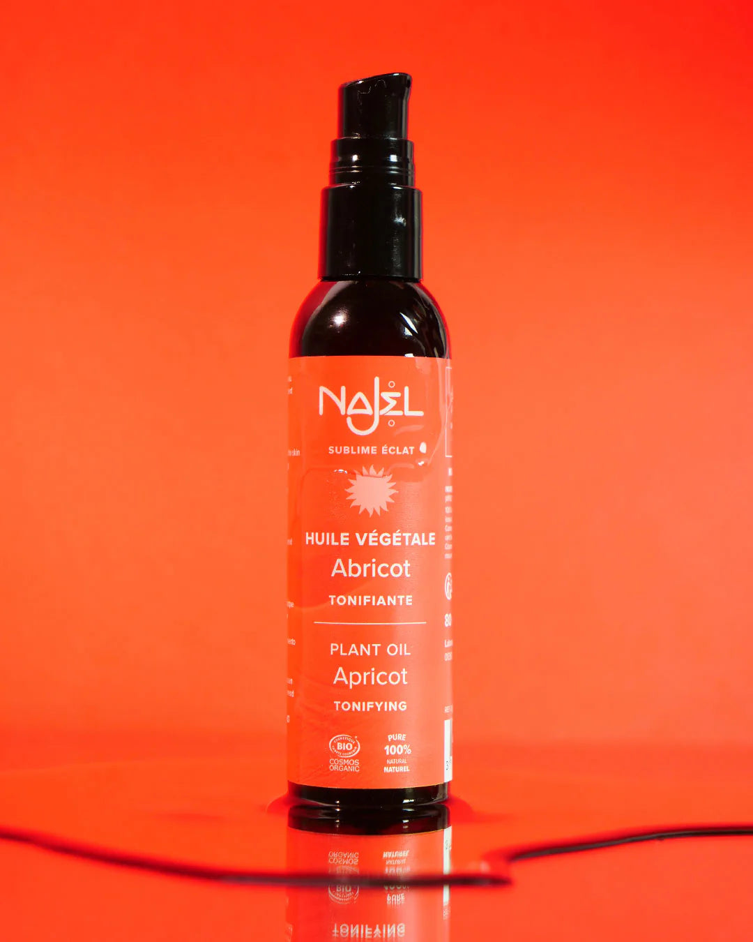 Photo d'un flacon d'Huile d'abricot de 80 ml Najel posé sur une table