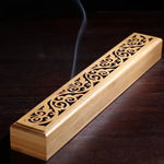 un porte encens en bois sculpté