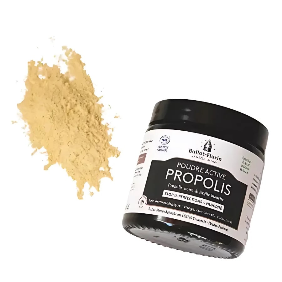 Un pot de 60 grammes de Poudre active de Propolis noire & Argile Verte Ballot-Flurin avec la poudre étalée à côté