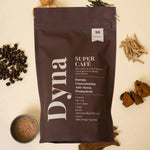 Un sachet de super café de la marque dyna avec ses ingrédients disposés tout autour