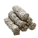 Photo de plusieurs Tresses d’Encens Sauge Blanche de Californie à brûler les unes au dessus des autres