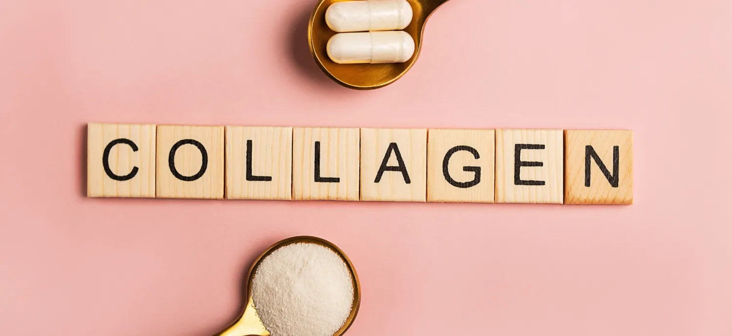 Complément alimentaire au collagène présenté sous forme de poudre et de gélules, avec le mot COLLAGEN écrit en lettres de bois sur fond rose.