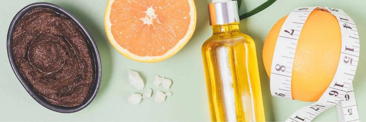 Photo d'actifs naturels connus pour la minceur disposés sur une table, avec l'orange qui est entourée d'un ruban métré