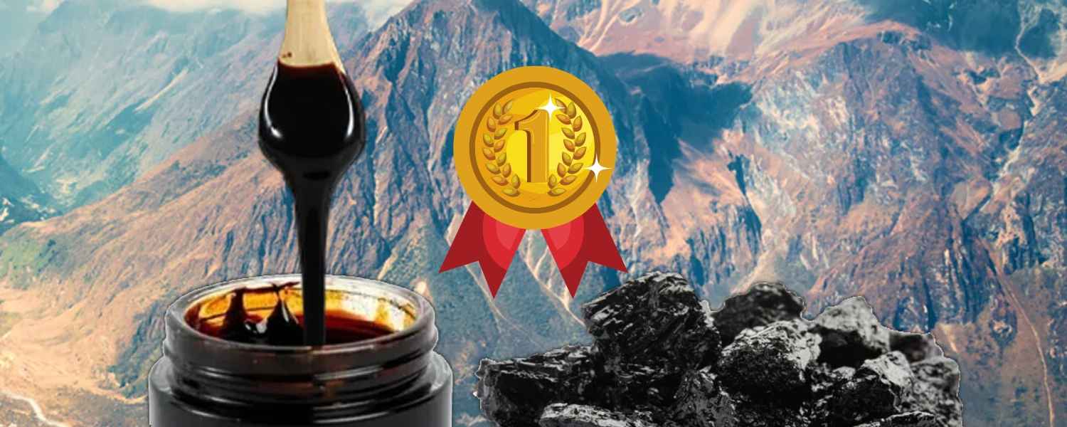 Un pot de shilajit en résine devant les montagnes de l'himalayia