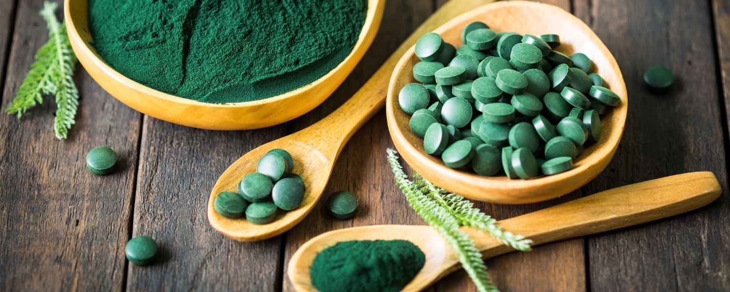 Spiruline en poudre, comprimés ou paillettes : laquelle vous conviendra le mieux ?
