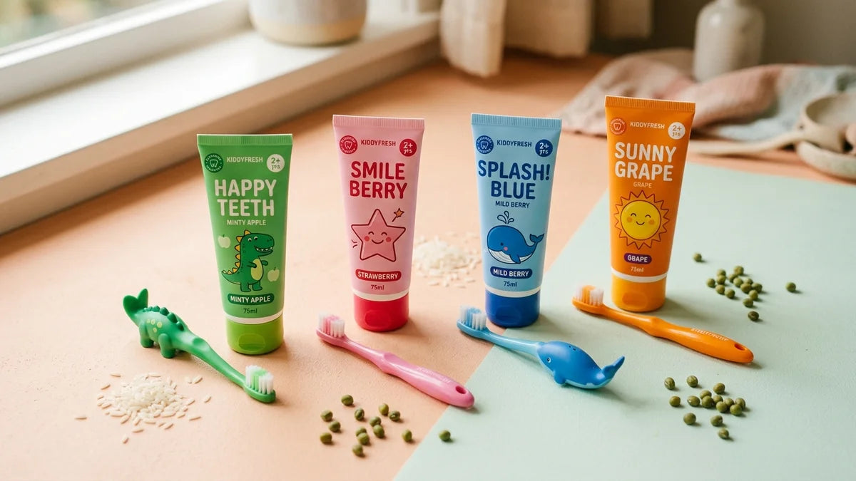 Tubes de dentifrice enfant colorés avec brosses à dents et dosage en ppm sur fond pastel