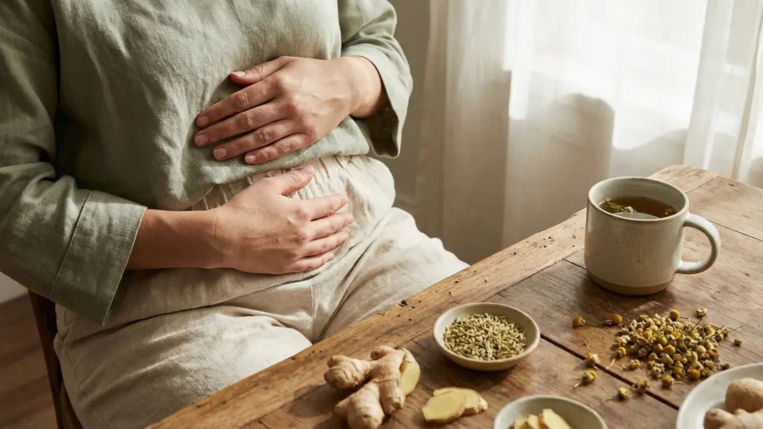 Femme montrant son abdomen avec herbes digestives naturelles pour soulager problèmes digestion