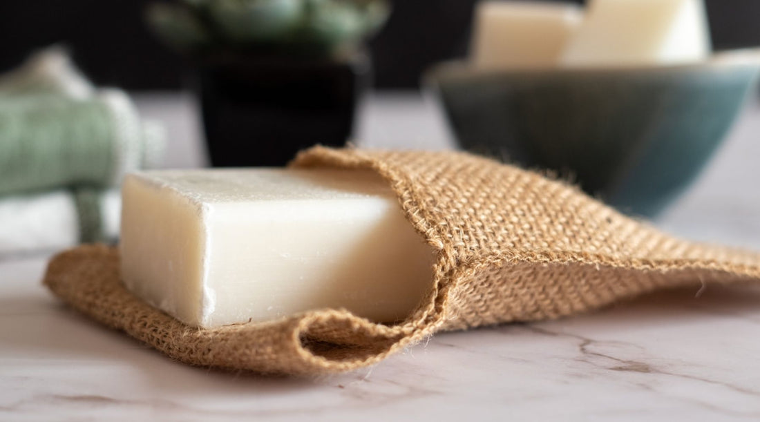 Un savon solide dans une pochette kraft