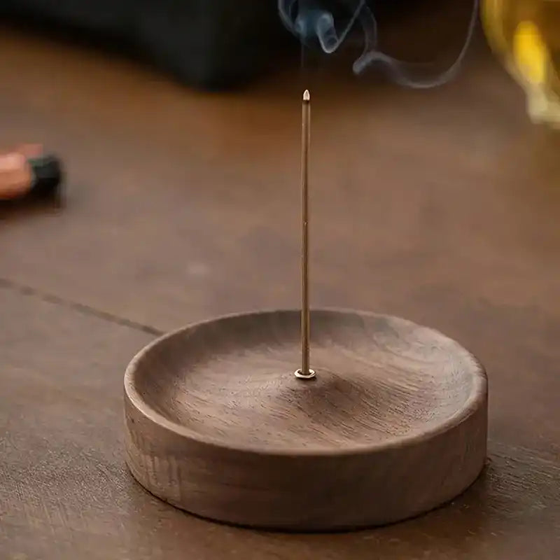 Un porte encens avec un bâton d'encens
