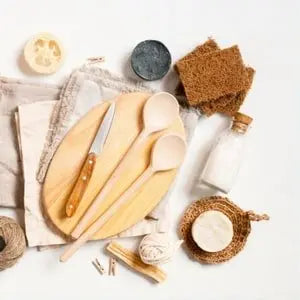 Brosses en bois, éponges et flacons réutilisables pour un ménage zéro déchet