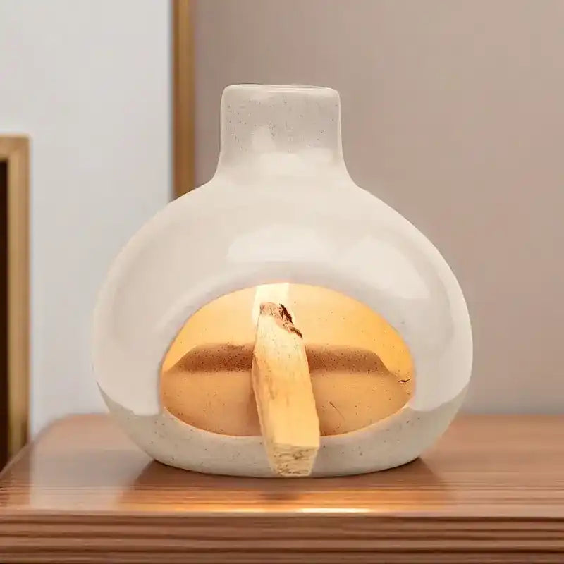 Un porte-palo santo avec un bâton de palo santo en train de brûler