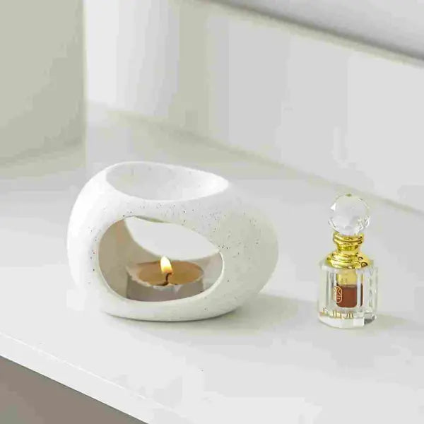 Un brûleur d'huiles essentielles avec un flacon d'huile essentielle