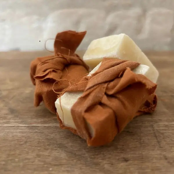 Carrés d'ambre solide emballés dans du tissu marron