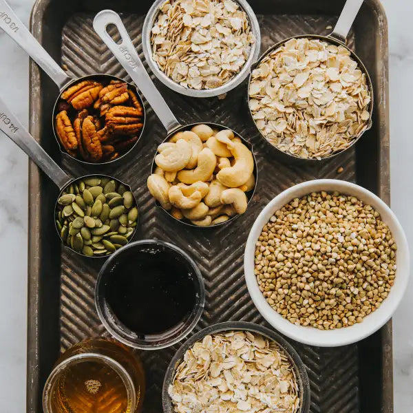 Plateau de céréales complètes, flocons d'avoine, noix de pécan, noix de cajou et graines de courge, aliments sources de chrome