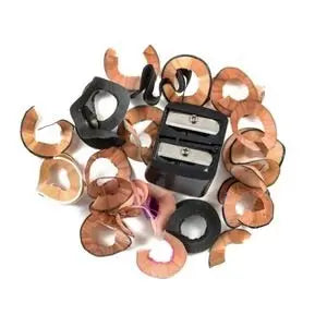 Crayons de maquillage taillés et taille-crayons vus de dessus