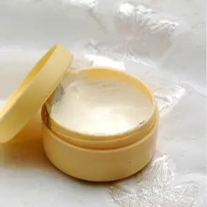 Pot de crème de nuit ouvert à la texture onctueuse