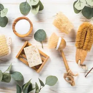 Brosses en bois, éponges naturelles et savon pour une cuisine zéro déchet