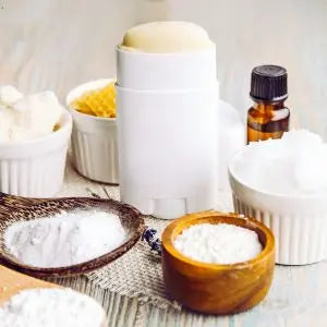 Stick de déodorant naturel entouré de bicarbonate, d'huile essentielle et de fécule