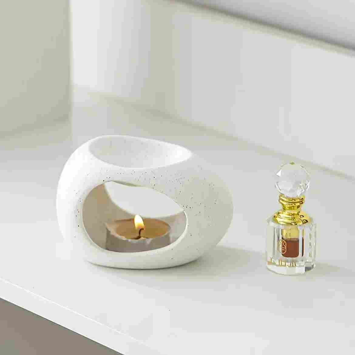 Un brûleur d'huiles essentielles avec un flacon d'huile essentielle