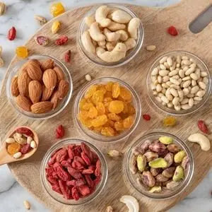 Bols d'amandes, noix de cajou, pistaches, baies de goji et fruits secs