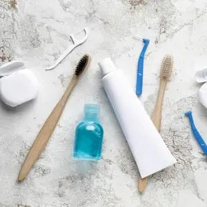 Brosses à dents en bambou, dentifrice et bain de bouche sur un plan de travail