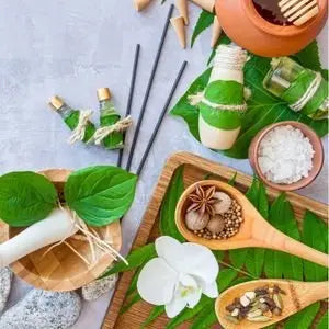 Plantes médicinales séchées, épices et sels dans des cuillères en bois, avec une orchidée blanche
