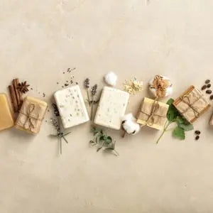 Savons solides artisanaux alignés avec des fleurs séchées et des épices