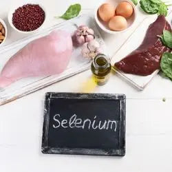 Ardoise « Selenium » entourée de volaille, foie, œufs et graines