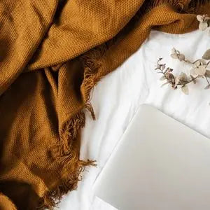 Linge en coton propre et plié, blanc et caramel