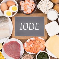 Aliments riches en phosphore, comme la viande, le poisson, les œufs et les noix, entourant une ardoise avec l'inscription 'P phosphorus'