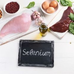 Aliments riches en phosphore, comme la viande, le poisson, les œufs et les noix, entourant une ardoise avec l'inscription 'P phosphorus'