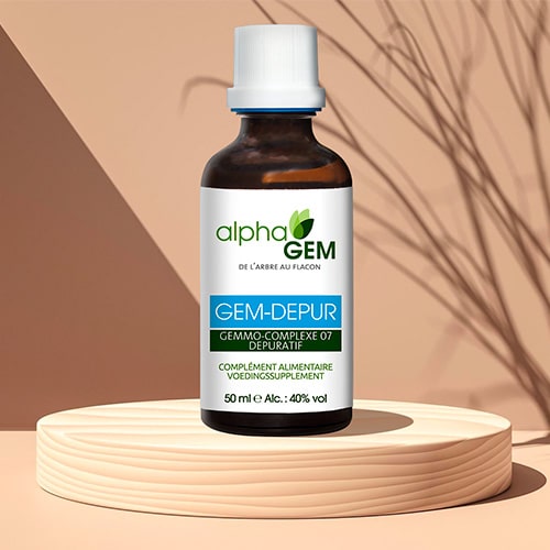 Un flacon de 50 ml de gem depur Alphagem posé sur un rondin en bois