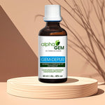 Un flacon de 50 ml de gem depur Alphagem posé sur un rondin en bois
