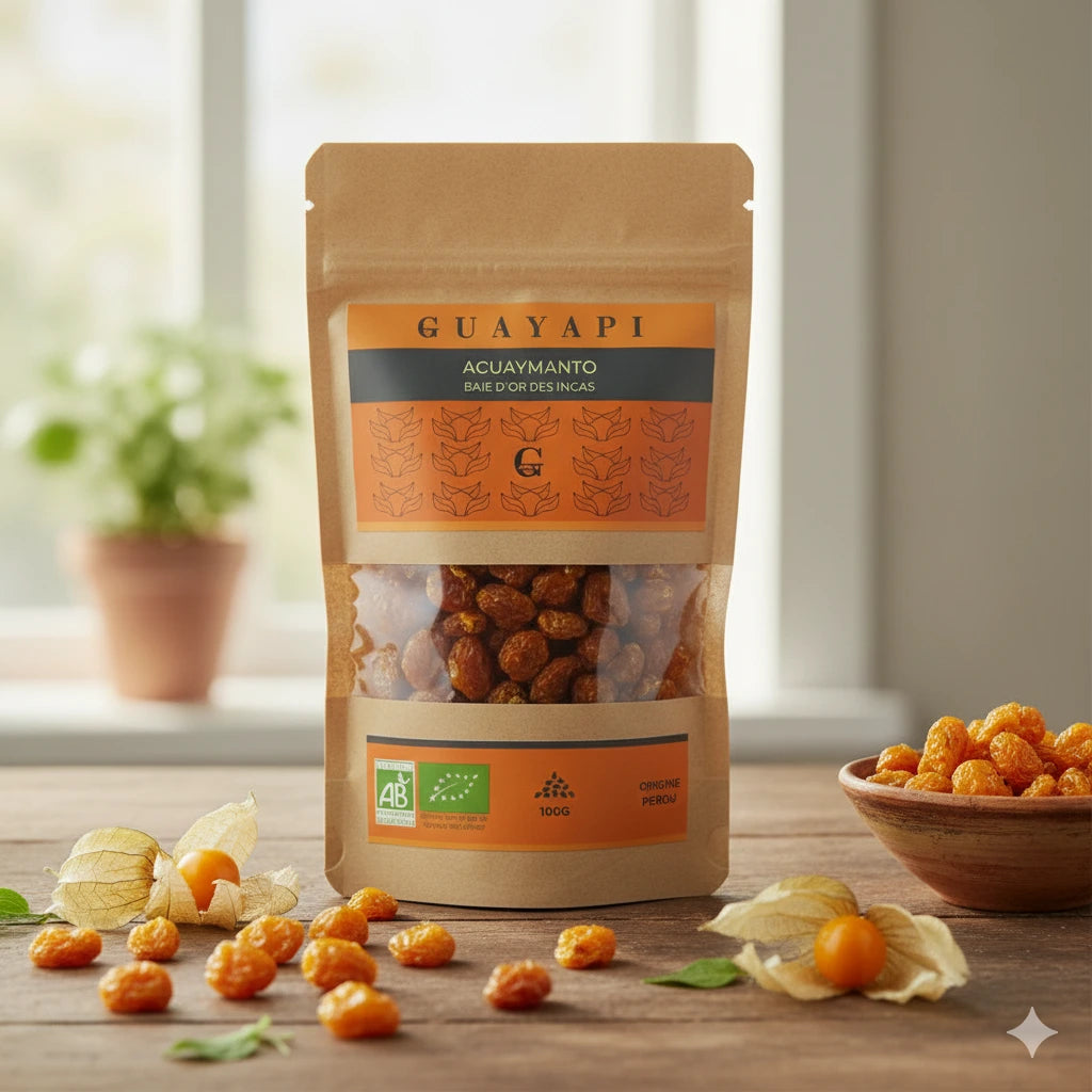 Sachet de baies d'Aguaymanto (jaune-orange), posé à côté de baies fraîches coupées et de feuilles.