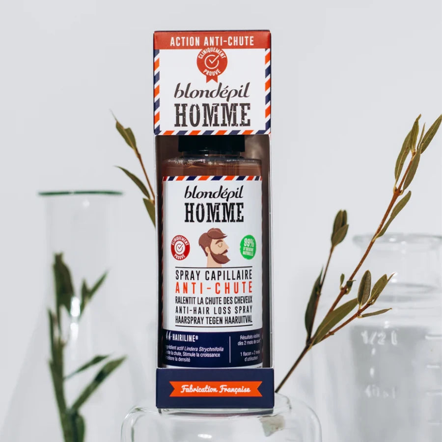 Un spray capillaire anti-chute de la marque Blondépil posé sur un vase en verre.