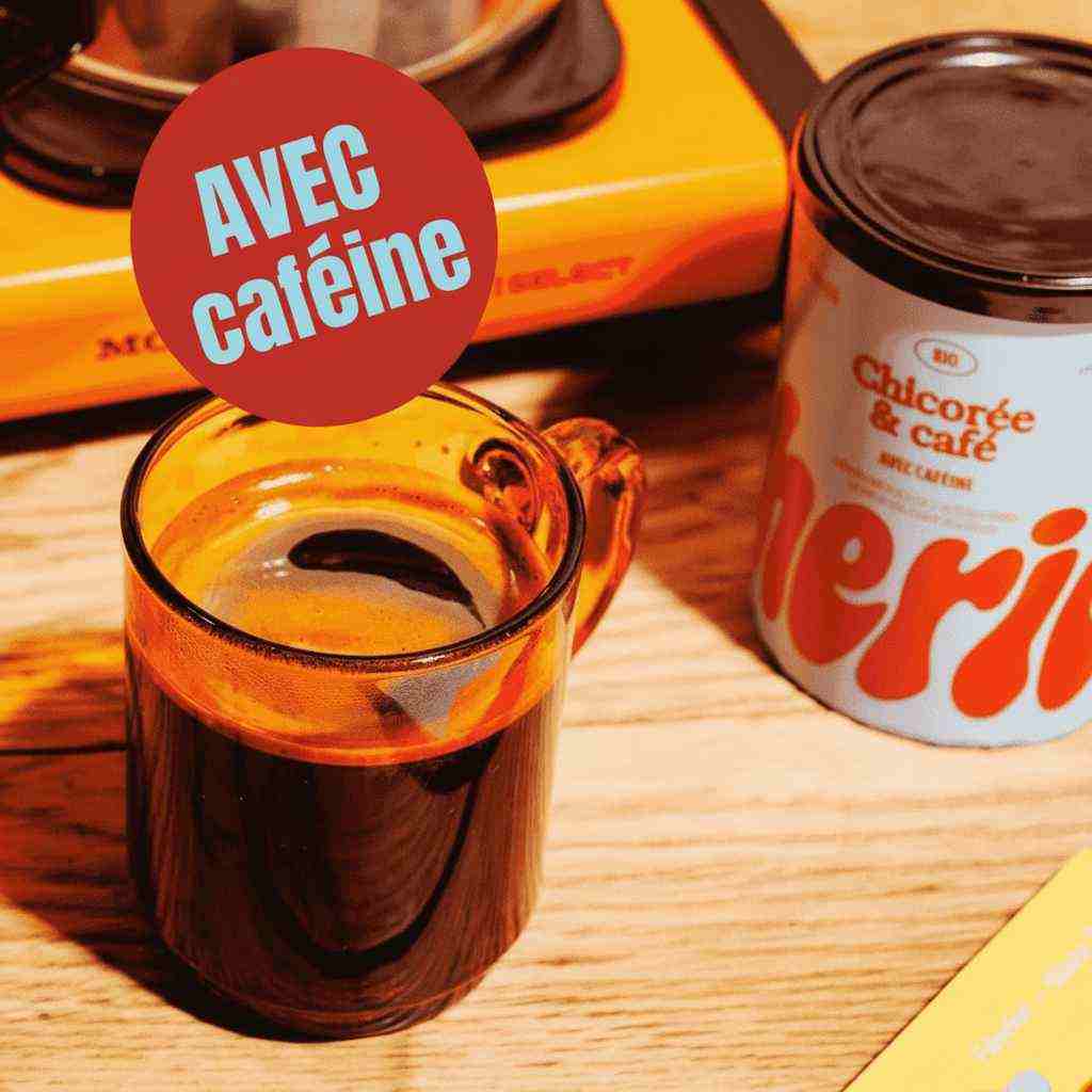 Une tasse de café de chicorée et café de la marque chérico.