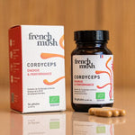boîte de 56 gélules de cordyceps avec son emballage en carton et 4 gélules posées devant