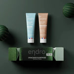 Coffret crakers surprise de la marque Endro comportant deux produits sur fond vert.