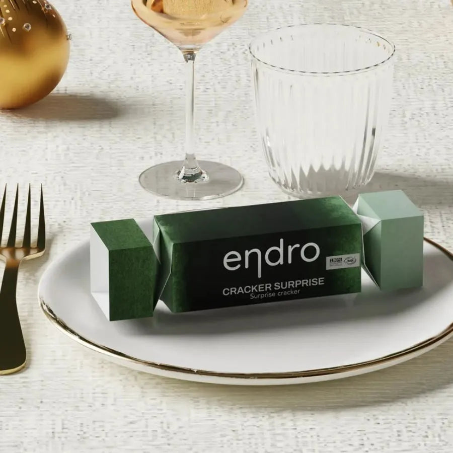 Coffret crakers surprise de la marque Endro sur une assiette avec de la vaisselle de table autour.