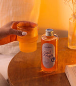 Une bouteille de Cure Good Night bio au Vinaigre de Cidre bio (200ml) - Archie sur une table de chevet