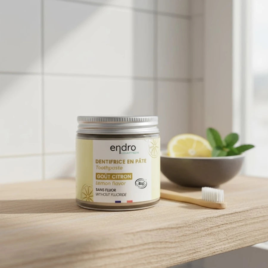 Dentifrice citron de la marque endro de 100ml posé sur une table en bois. 