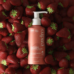 Dentifrice endro enfant posé sur des fraises. 